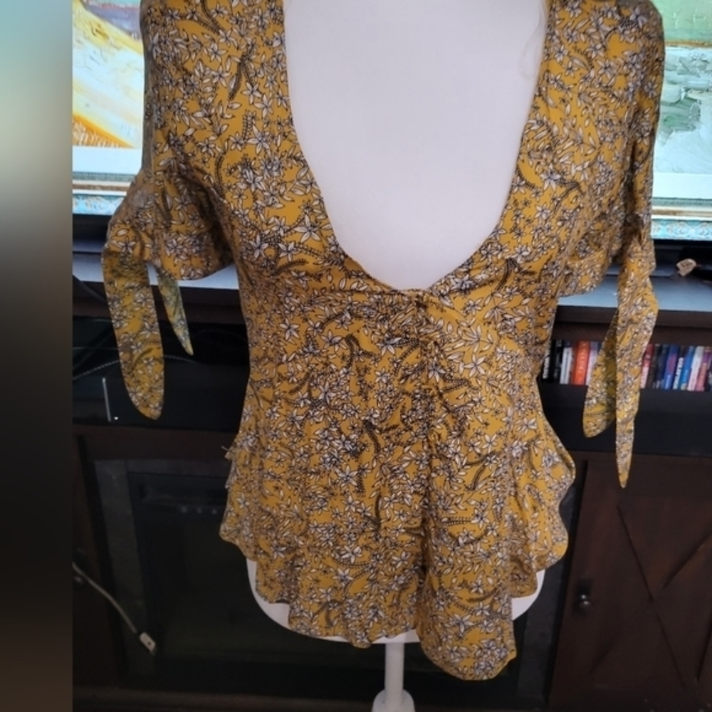 Hyped Unicorn size small ladies floral top